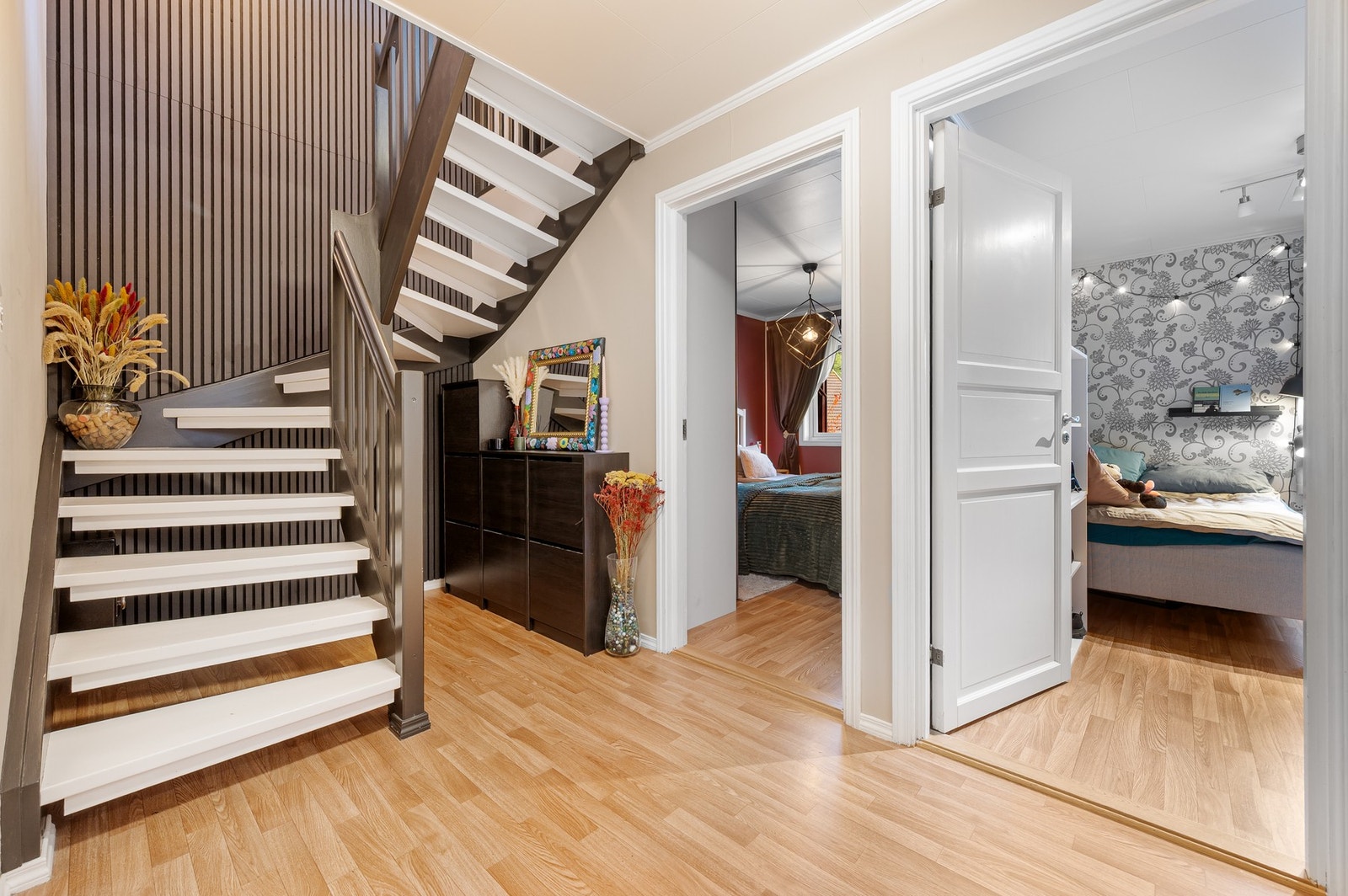 Nede er det 2 soverom, et bad, vaskerom og en romslig gang. Galleribilde