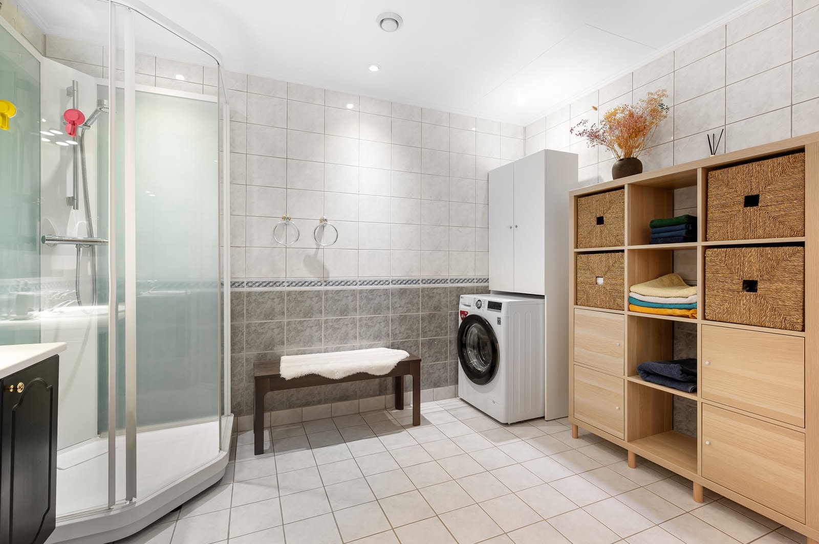 Badet har downlights i tak og varme i gulv. Galleribilde