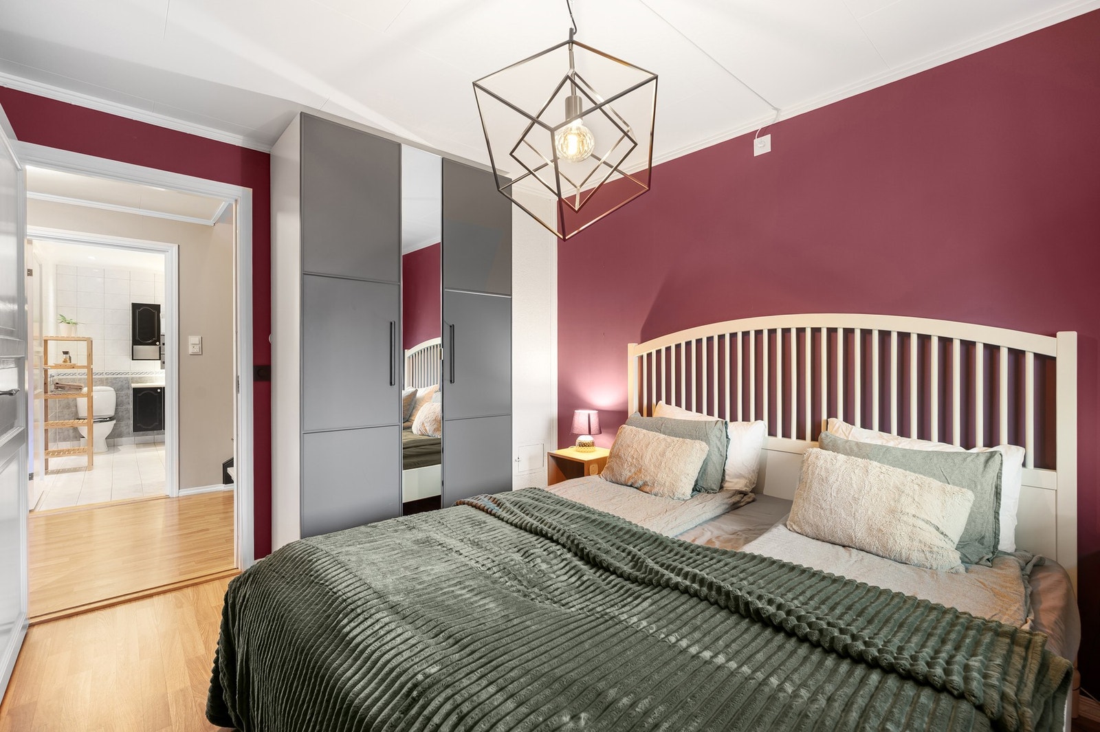 Her er det god plass til dobbeltseng og garderobeskap. Galleribilde