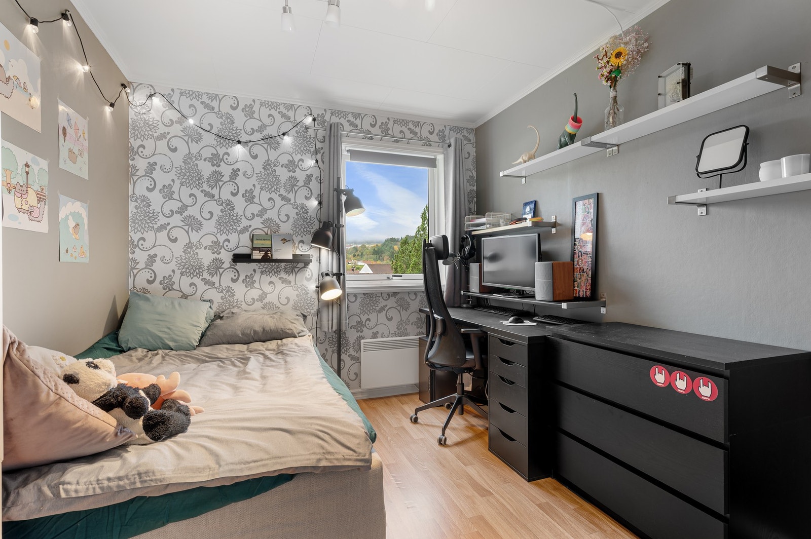 God plass til dobbeltseng og garderobeskap på alle rommene. Galleribilde