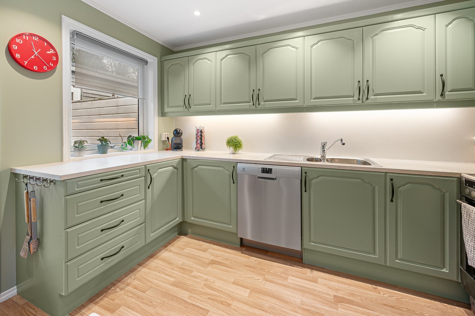 Pent kjøkken med mye skap- og benkeplass. Galleribilde