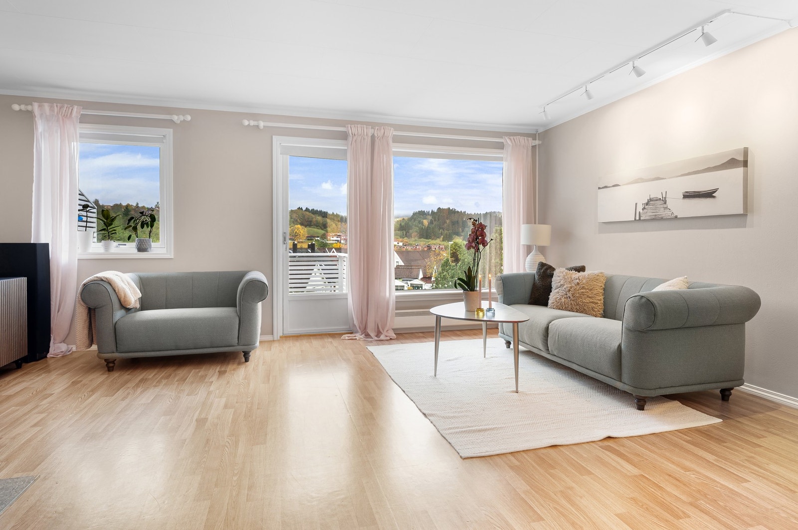 Romslig stue med god plass til sofagruppe og spisebord. Galleribilde