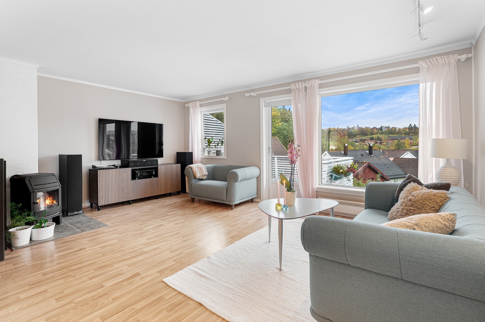 Store vindusflater som gir godt med naturlig lysinnslipp. Galleribilde