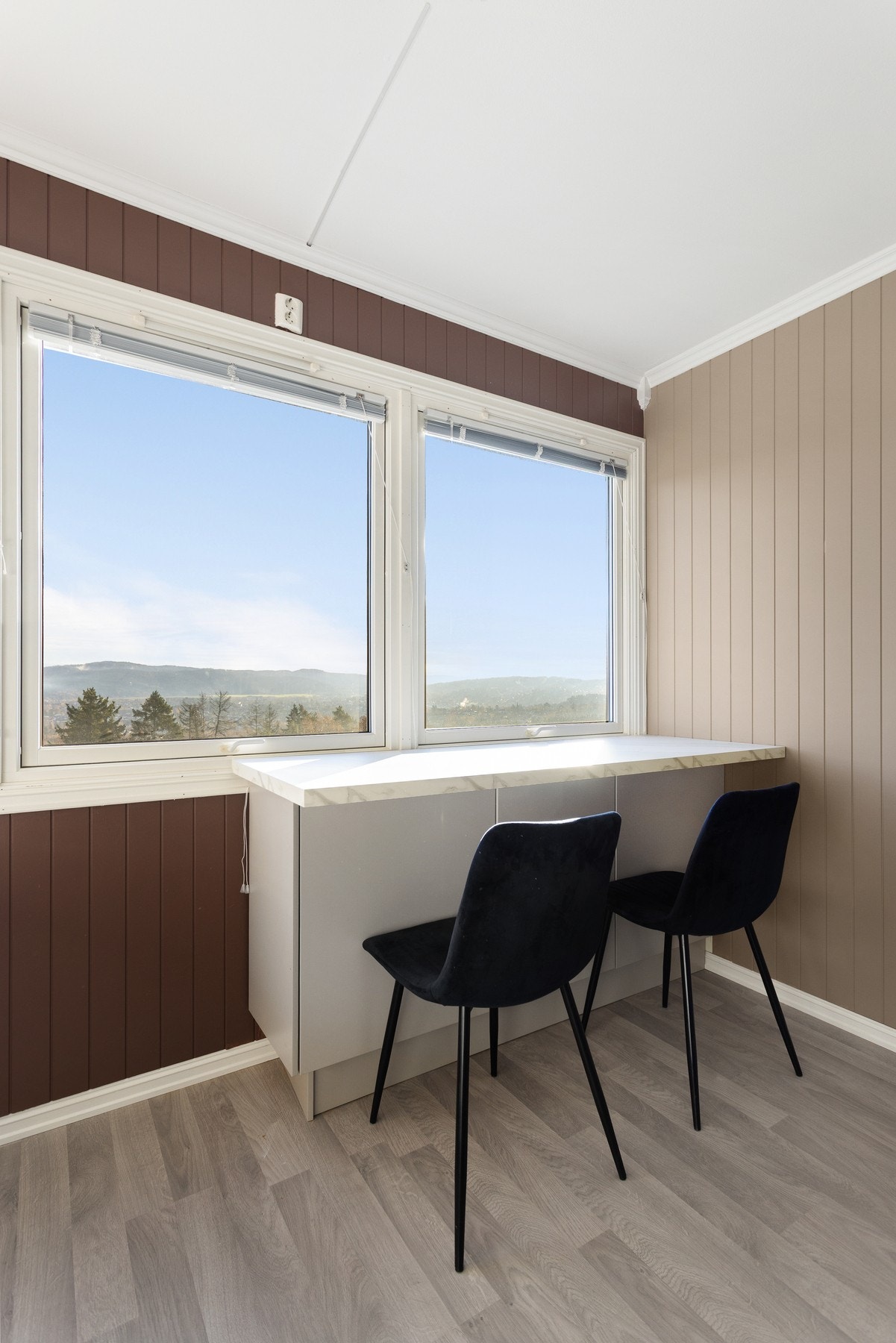 Hyggelig frokostplass ved vinduet Galleribilde