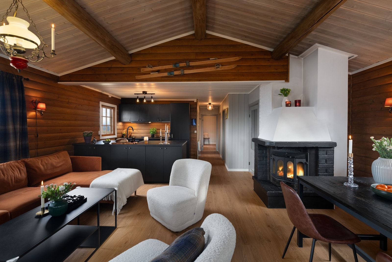 Her har alle glede av peisen som gir både hygge og varme. Galleribilde