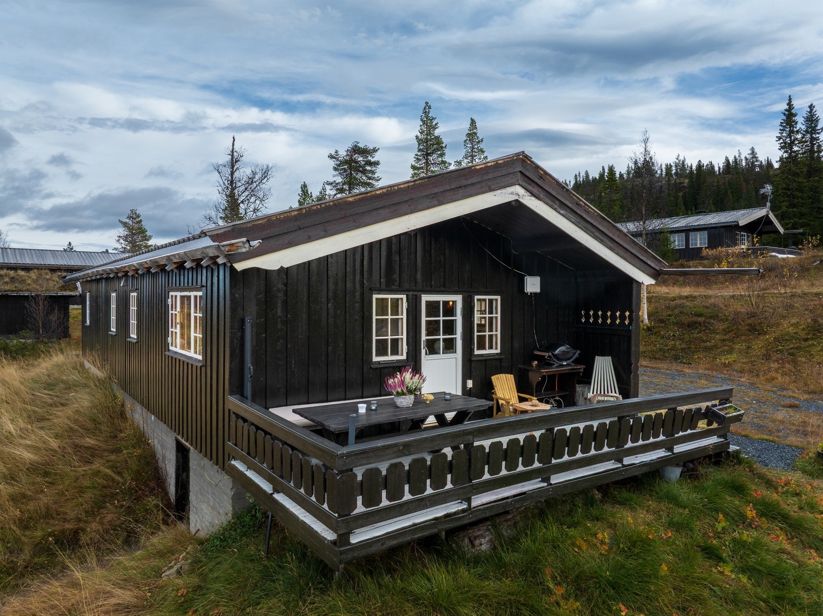 Hyggelig veranda som delvis er overbygget. Galleribilde