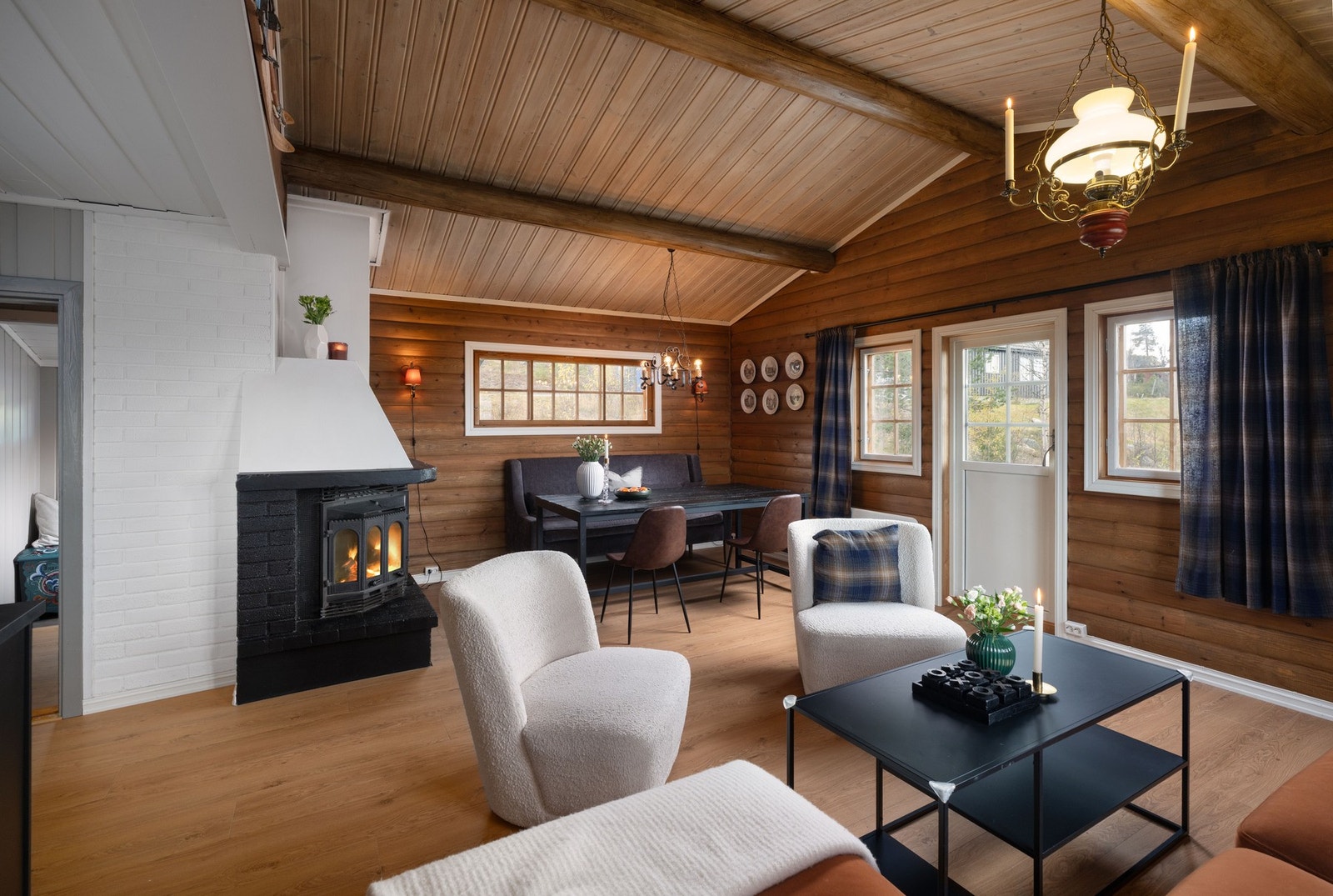 Fra stuen er det utgang til verandaen. Galleribilde