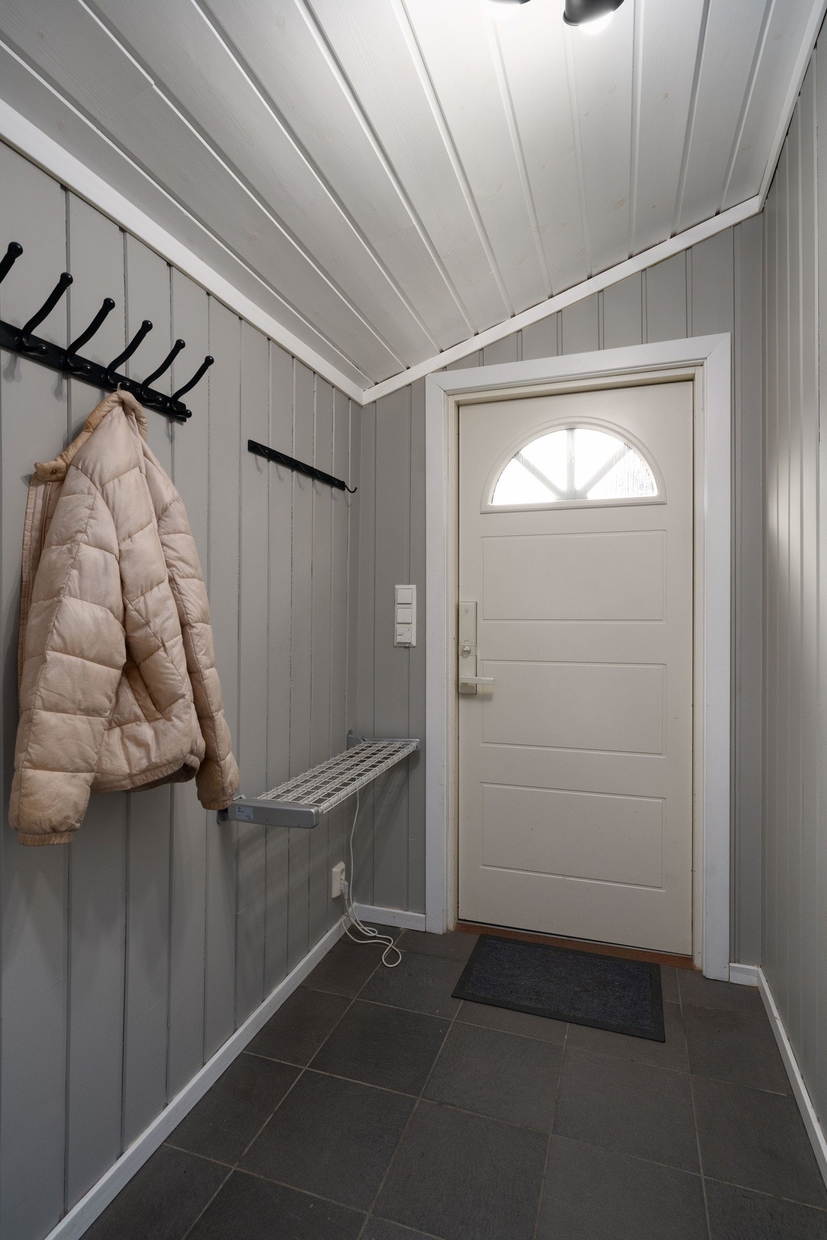 Romslig entrè med plass til klesoppheng. Galleribilde