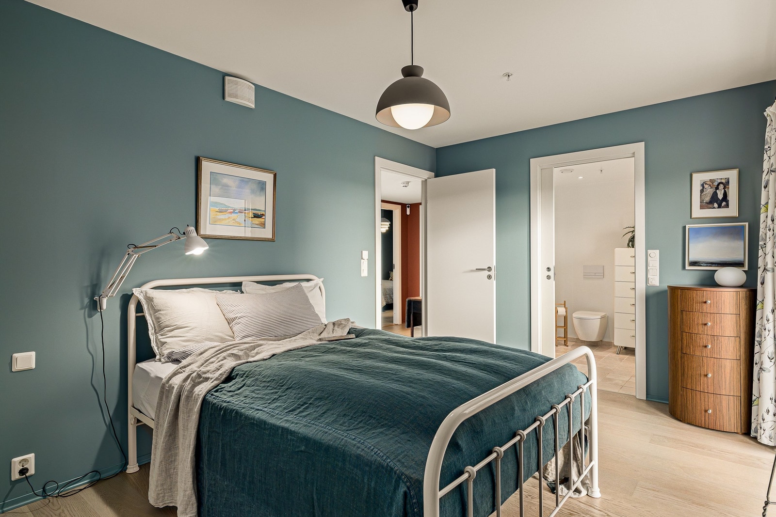 Hovedsoverommet har direkte tilgang til eget bad. Galleribilde