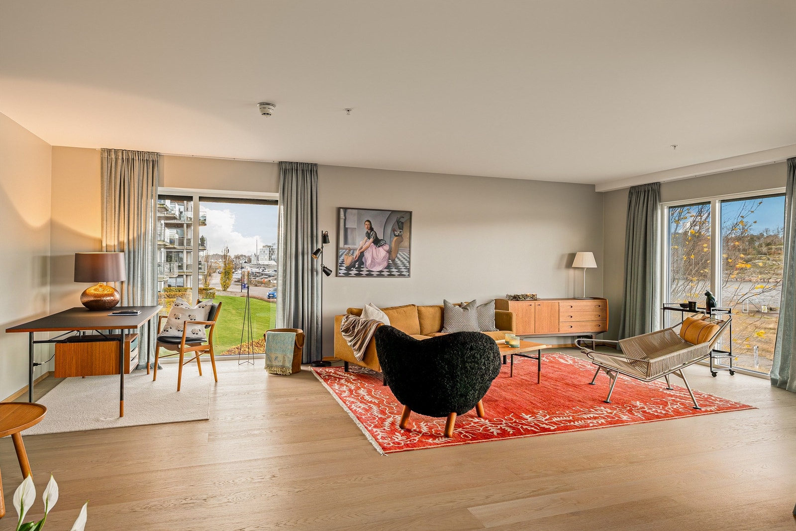 Det er vannbåren gulvvarme i alle oppholdsrom (elektrisk på bad og vaskerom), noe som gir en behagelig romtemperatur. Galleribilde