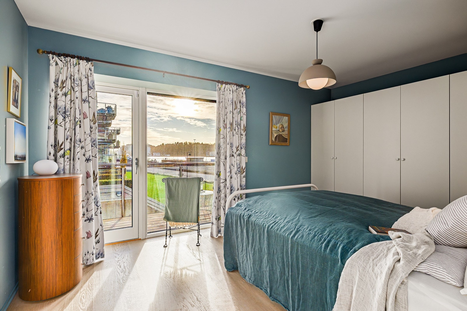 Romslig og lekkert hovedsoverom med utgang til egen balkong og tilgang til eget bad. Galleribilde