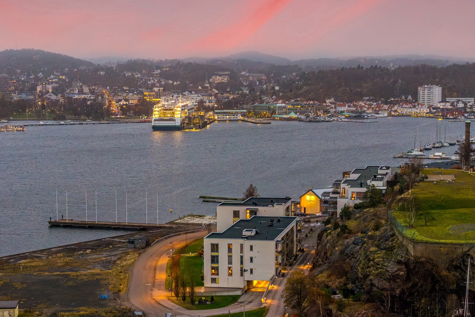 Her bor du med kort vei til alt du trenger i hverdagen. Dagligvarebutikker, barnehager, skoler, seniorsenter, idrettsanlegg og båthavn er alle innen gangavstand. Og det beste av alt: Sandefjord sentrum ligger kun noen minutter unna. Galleribilde