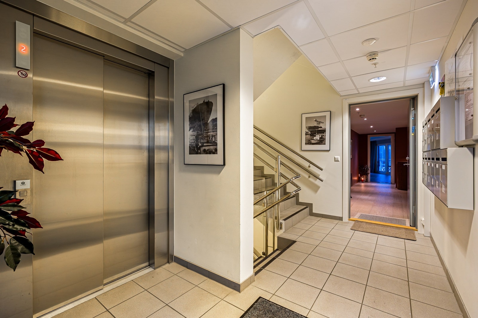 Leiligheten har enkel adkomst med heis fra garasjeanlegget. Galleribilde