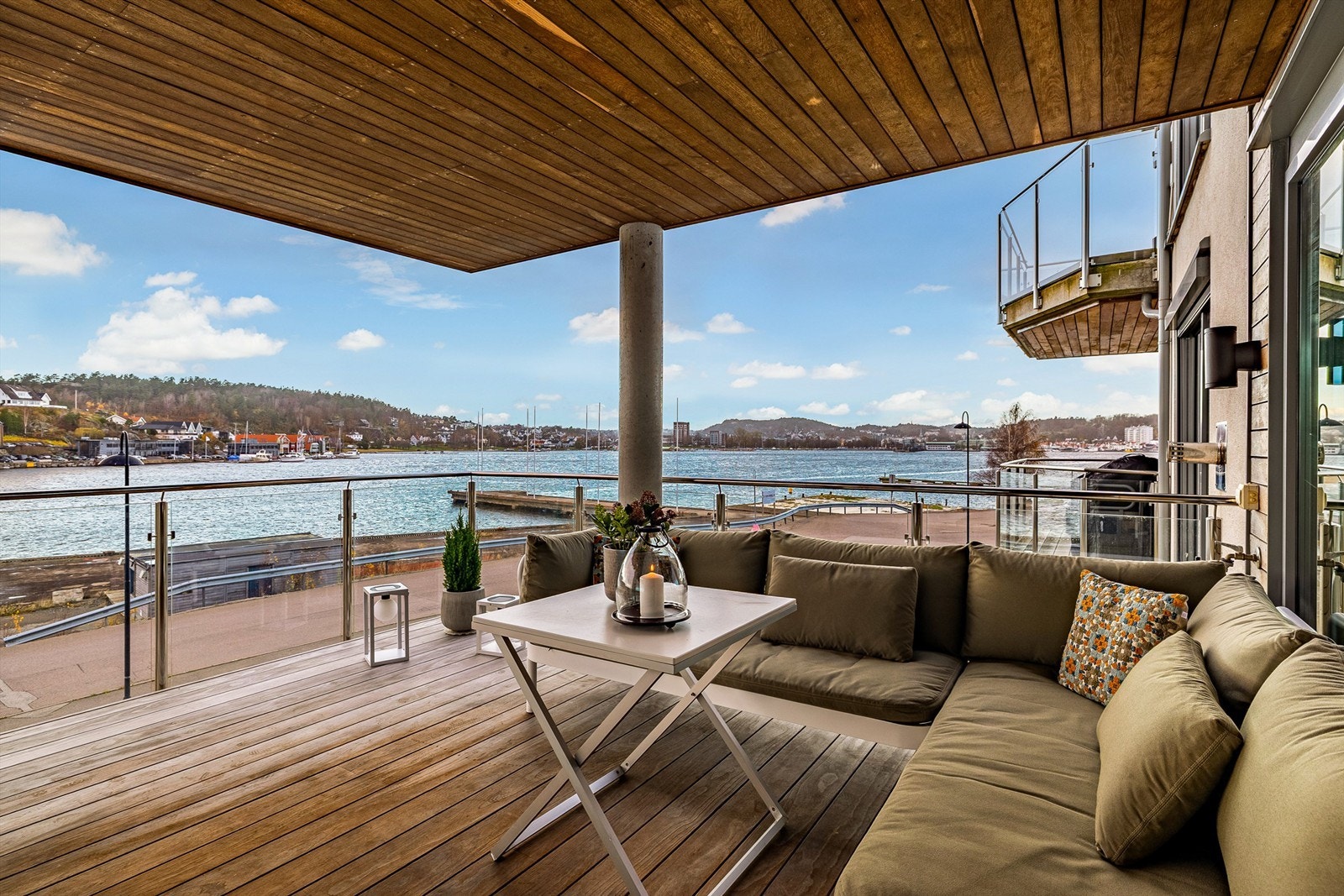 Den solrike balkongen er perfekt for grilling på varme sommerkvelder, sosiale sammenkomster, eller bare for å nyte utsikten mot sjøen og havnebassenget. Galleribilde