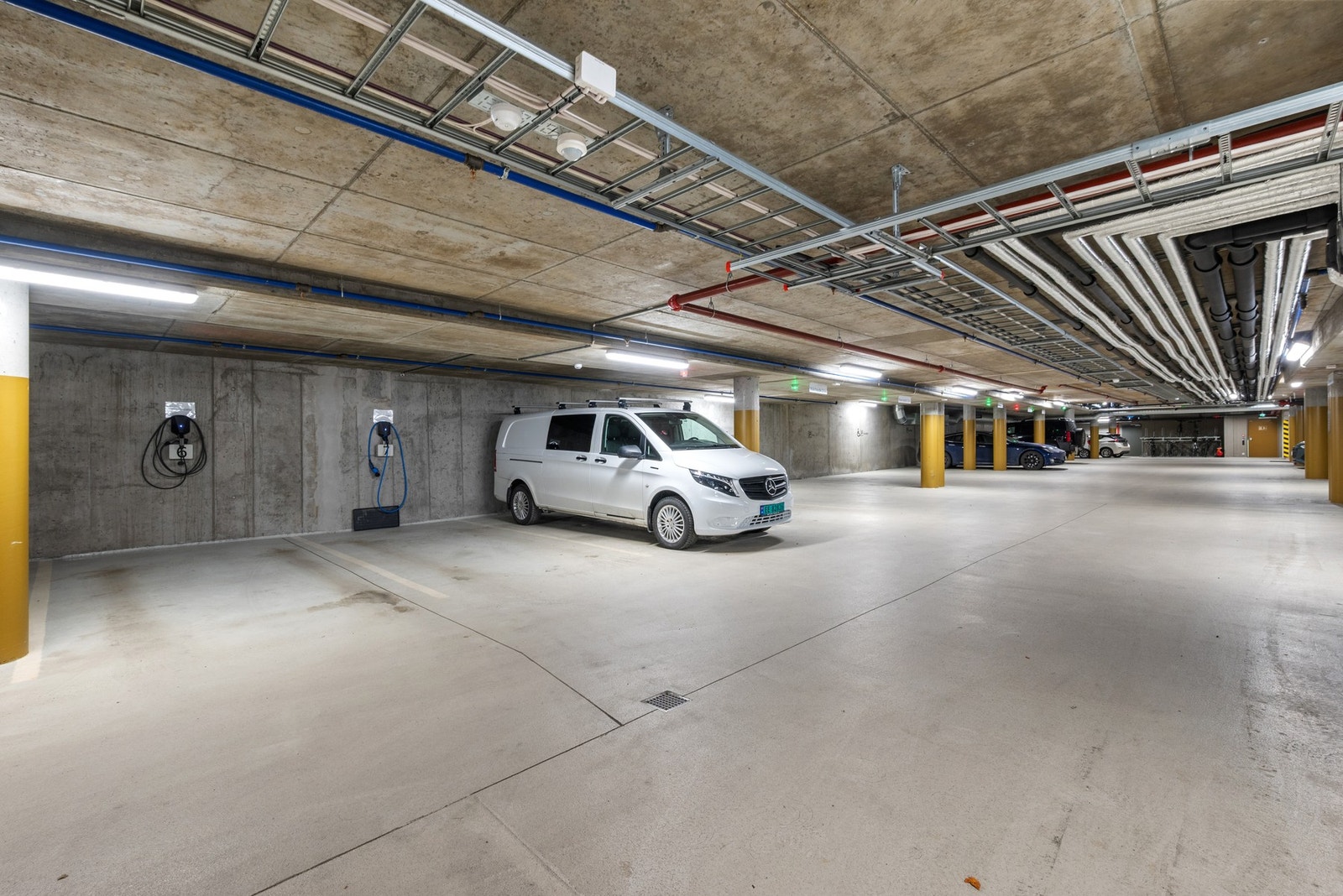 Leiligheten har fast parkeringsplass i kjeller. Elbillader medfølger. Galleribilde