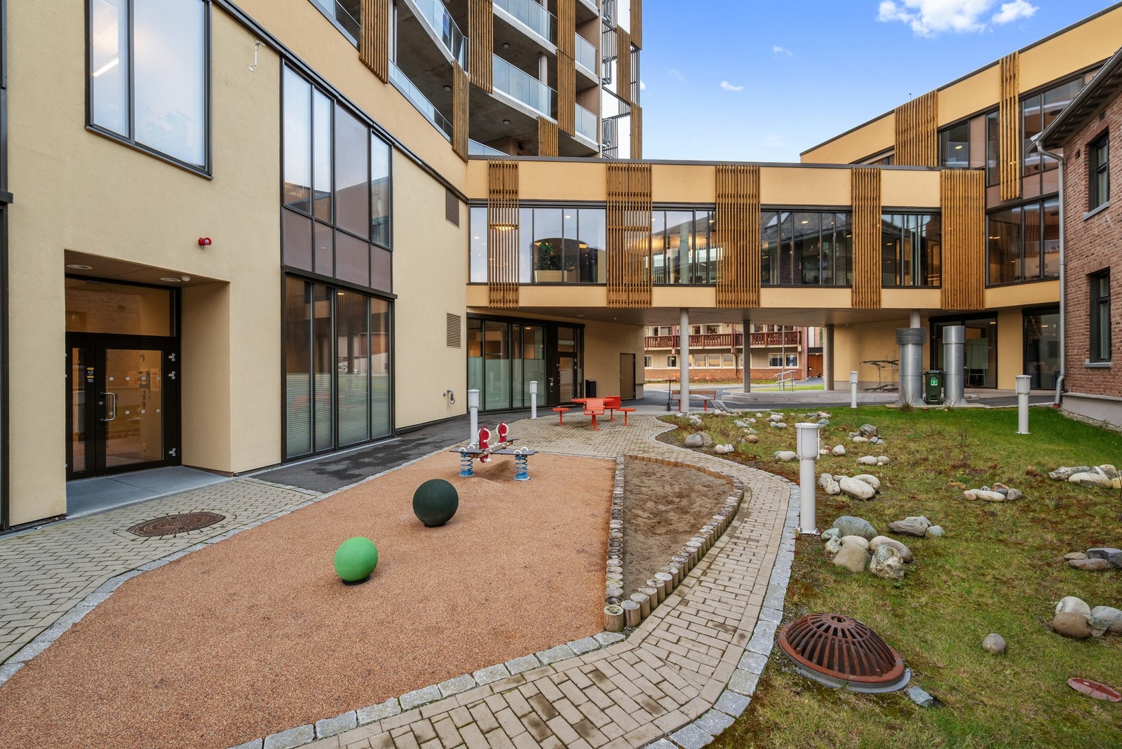 Inngangsparti med calling-anlegg til venstre. Galleribilde