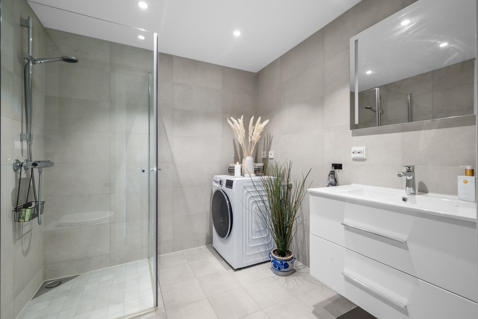 Delikat bad på 5m² og har varme i gulv samt opplegg for vaskemaskin. Galleribilde