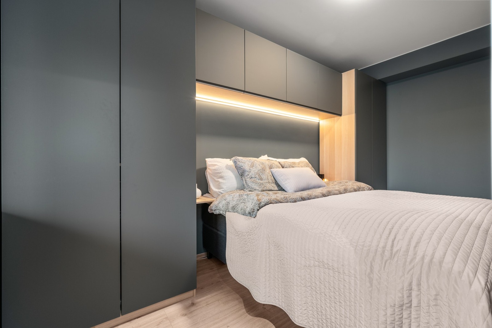 Fine detaljer som ledstripe (dimbar) og nattbord med USB uttak på begge sider. Galleribilde