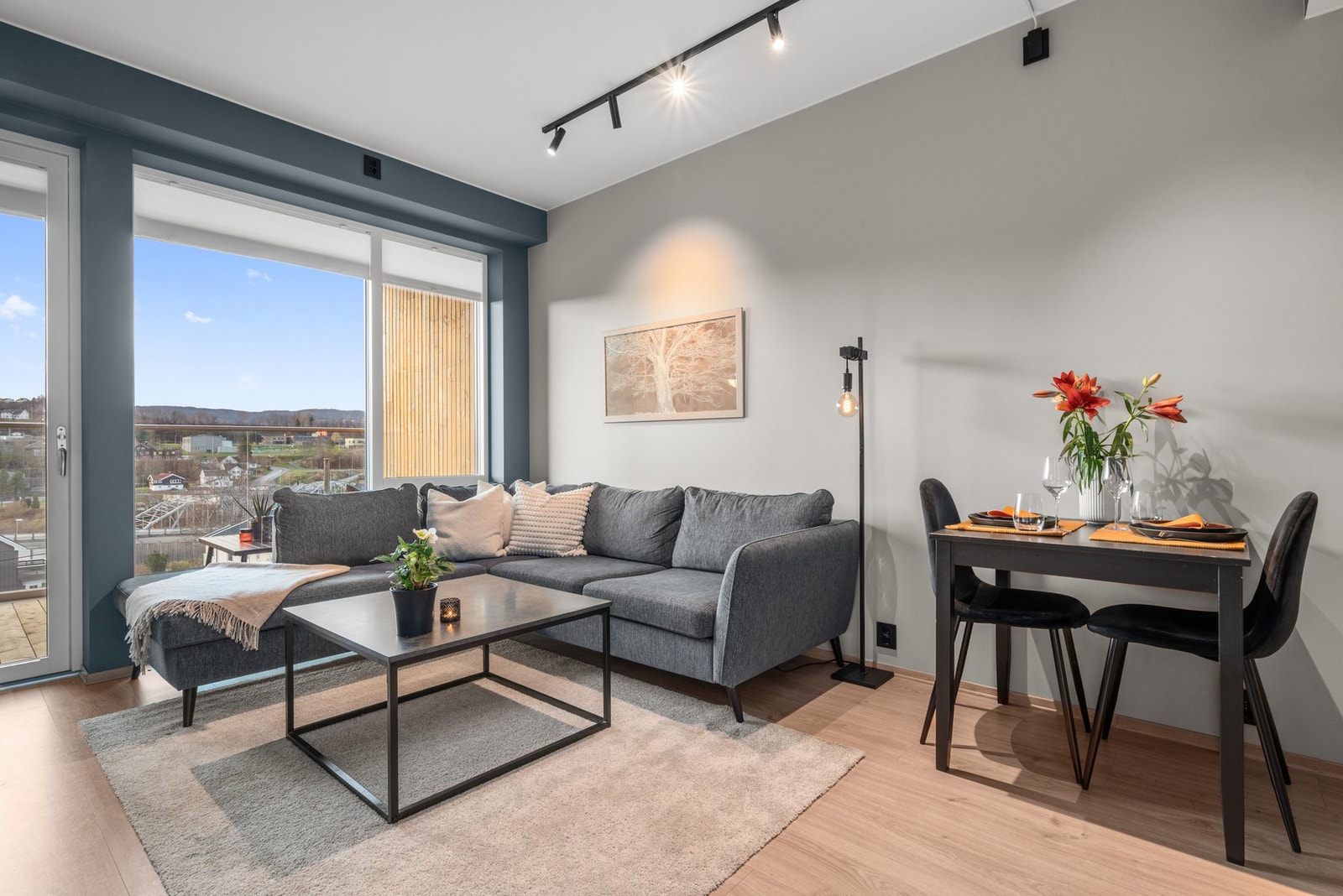 Her er det plass til både sofa og spisebord. Galleribilde