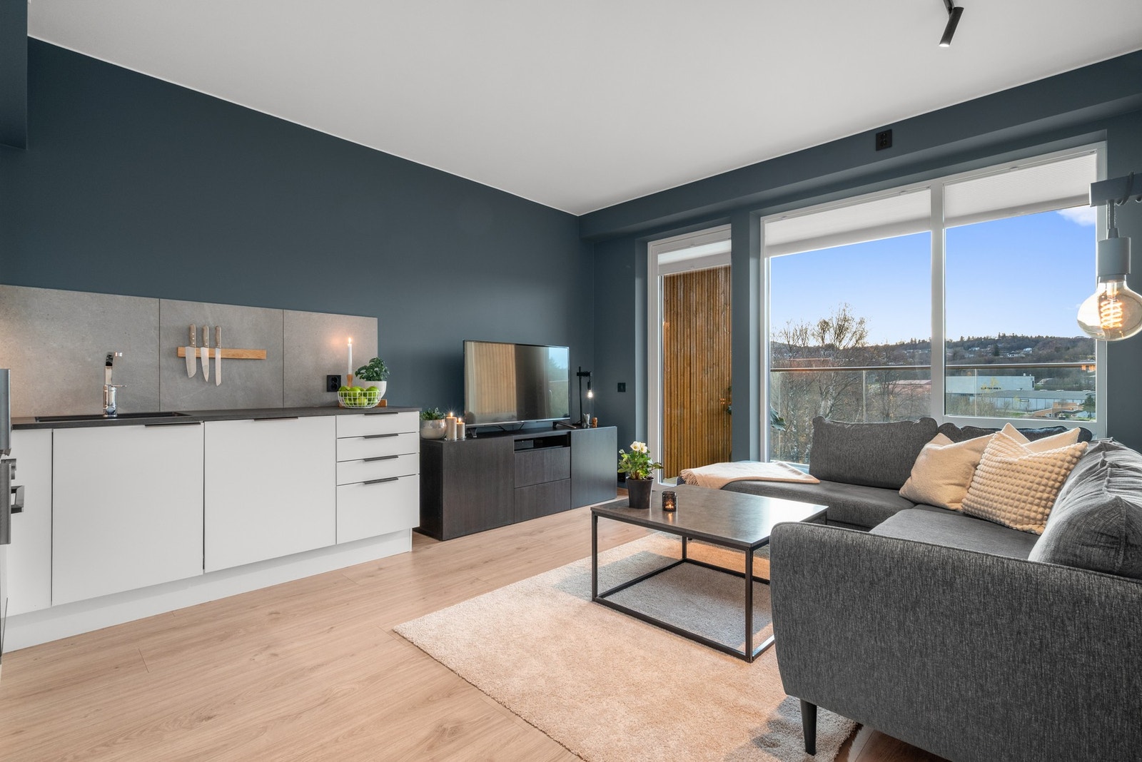 Det er montert måltilpassede plissegardiner på både verandadør og vinduer. Galleribilde