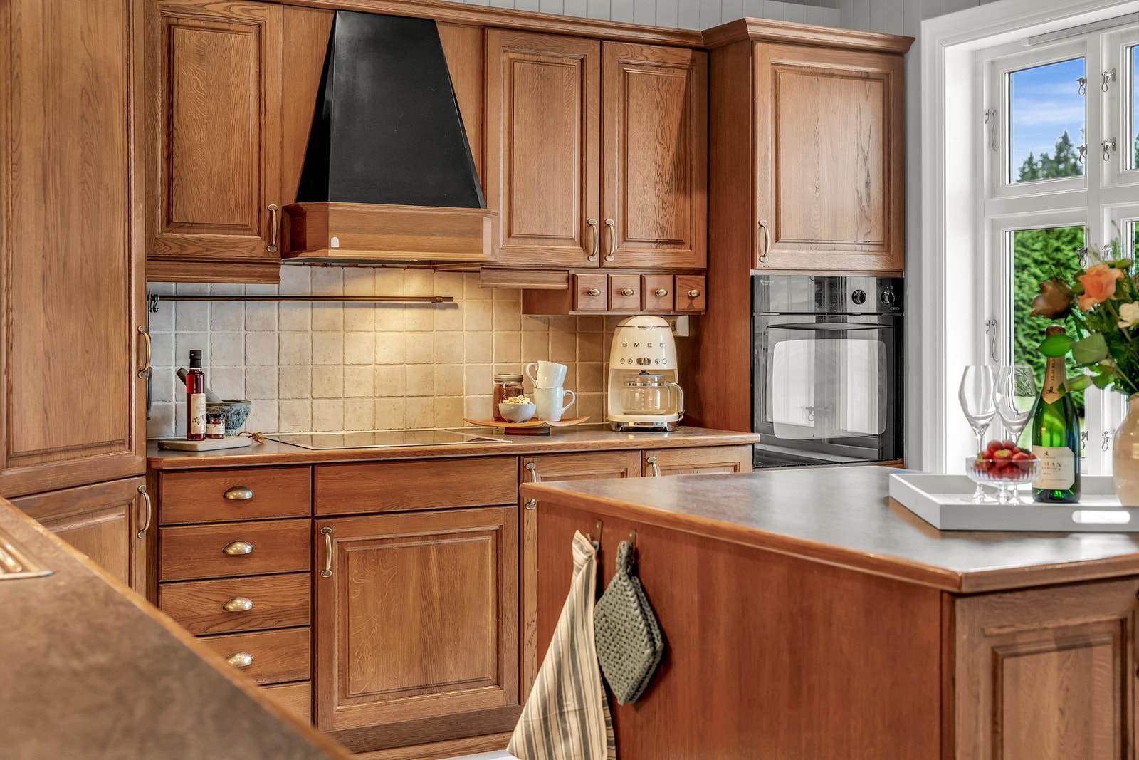 Fra kjøkkenet har man også utsikt over skogsarealene når man kokkelerer Galleribilde