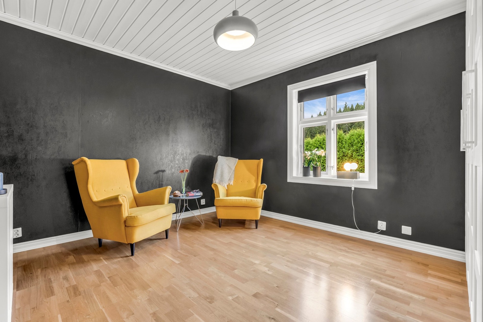 Det er et soverom i 1.etasje av huset Galleribilde