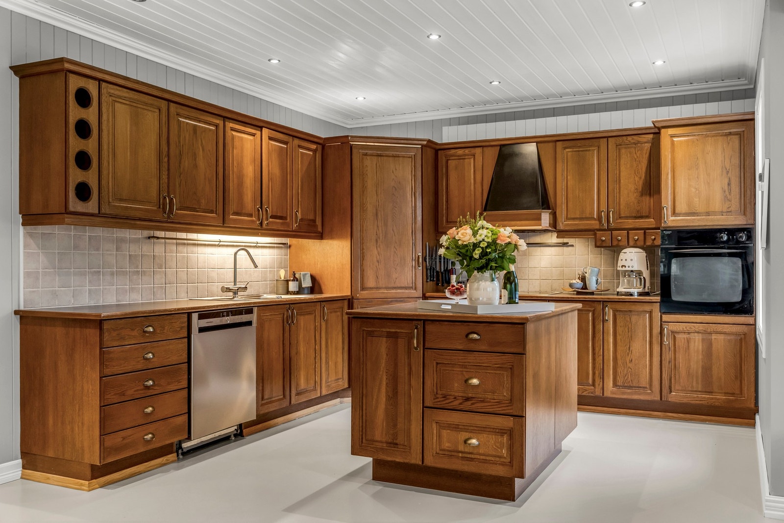 Pent kjøkken med rikelig benk - og skapplass Galleribilde