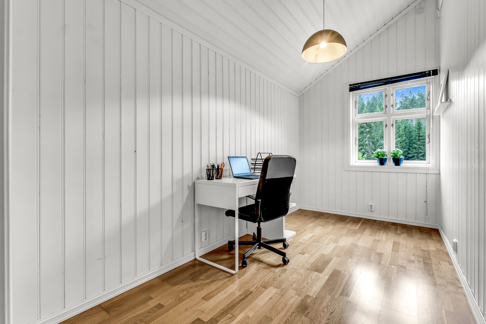 Soverom nr 5 med praktisk utforming og kan benyttes som hjemmekontor mm. Galleribilde