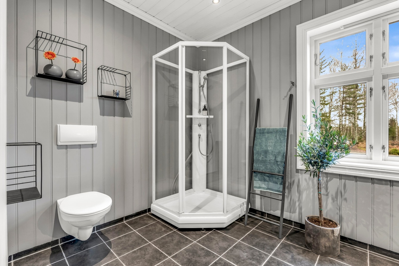 Baderommet er pent og i moderne farger Galleribilde