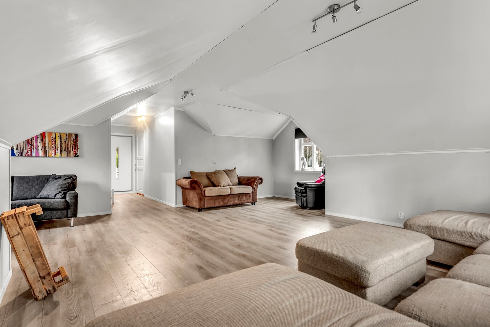 Rommet har mange innredningsmuligheter og tilgang til to ekstra rom som er uinnredet. Galleribilde