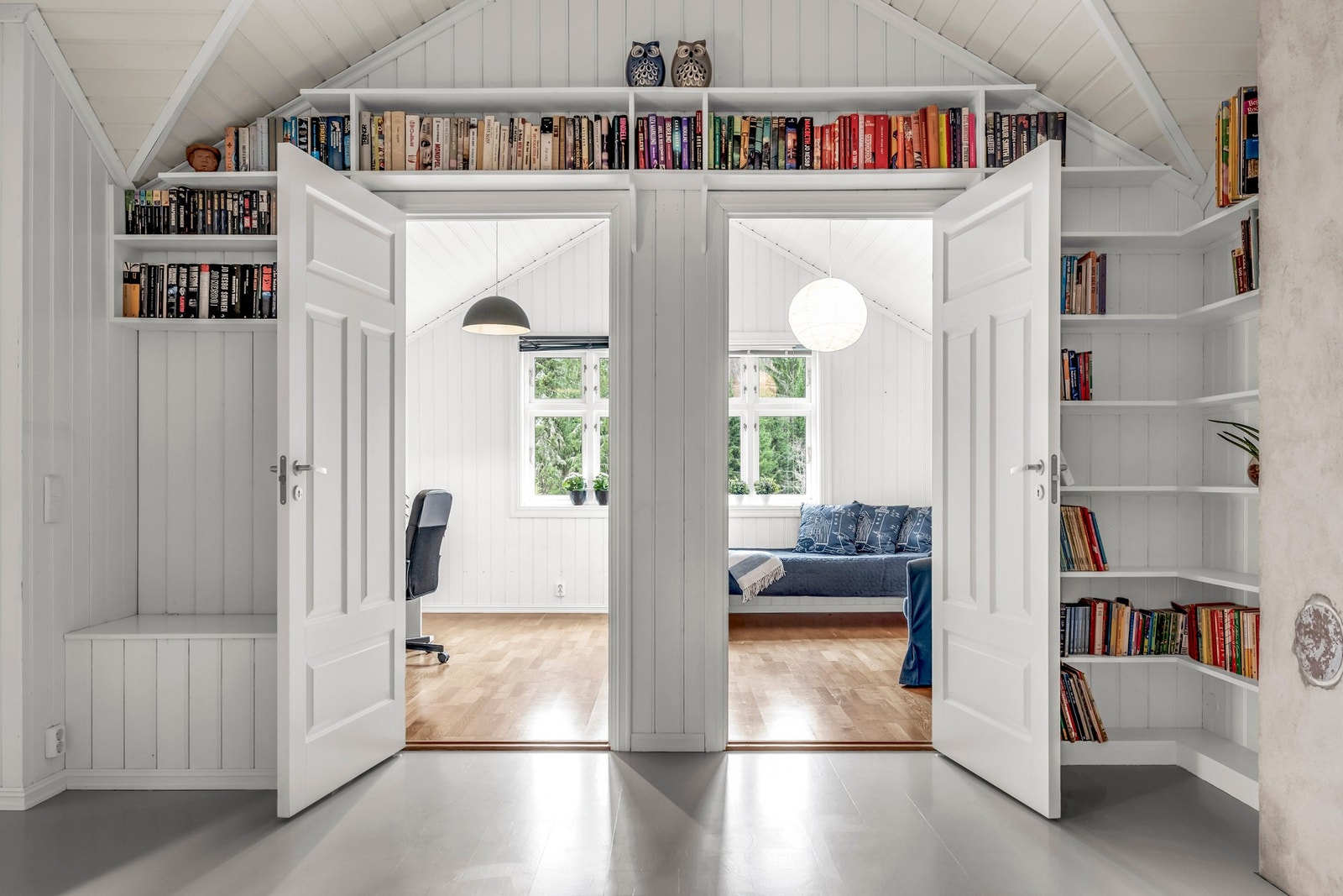 Fra trapperommet har man tilgang til to speilvendte soverom ekstra. Dette var tidligere en stor loftstue til familien Galleribilde