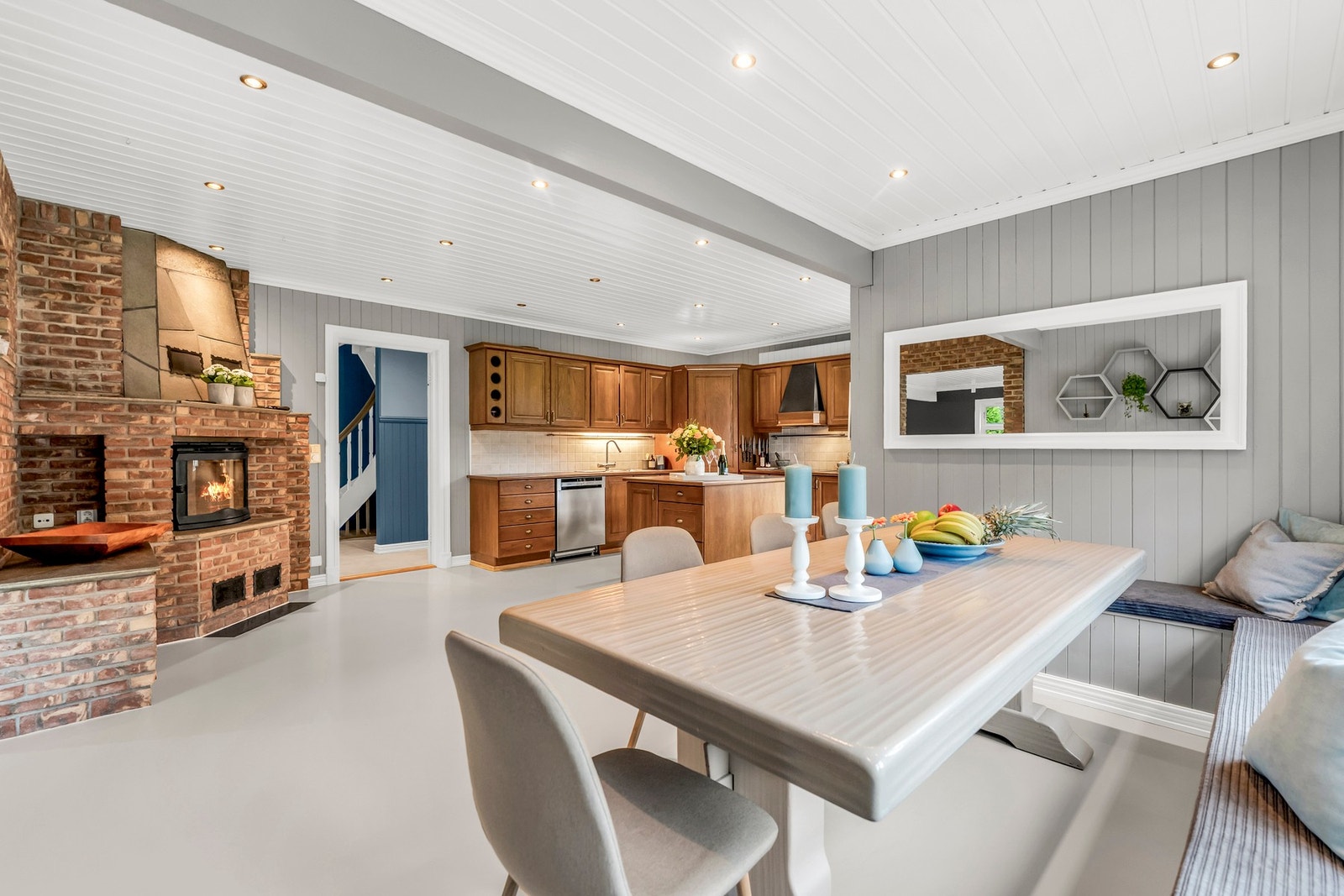 Herlig og åpen kjøkkensone for store sammenkomster og gode lag Galleribilde