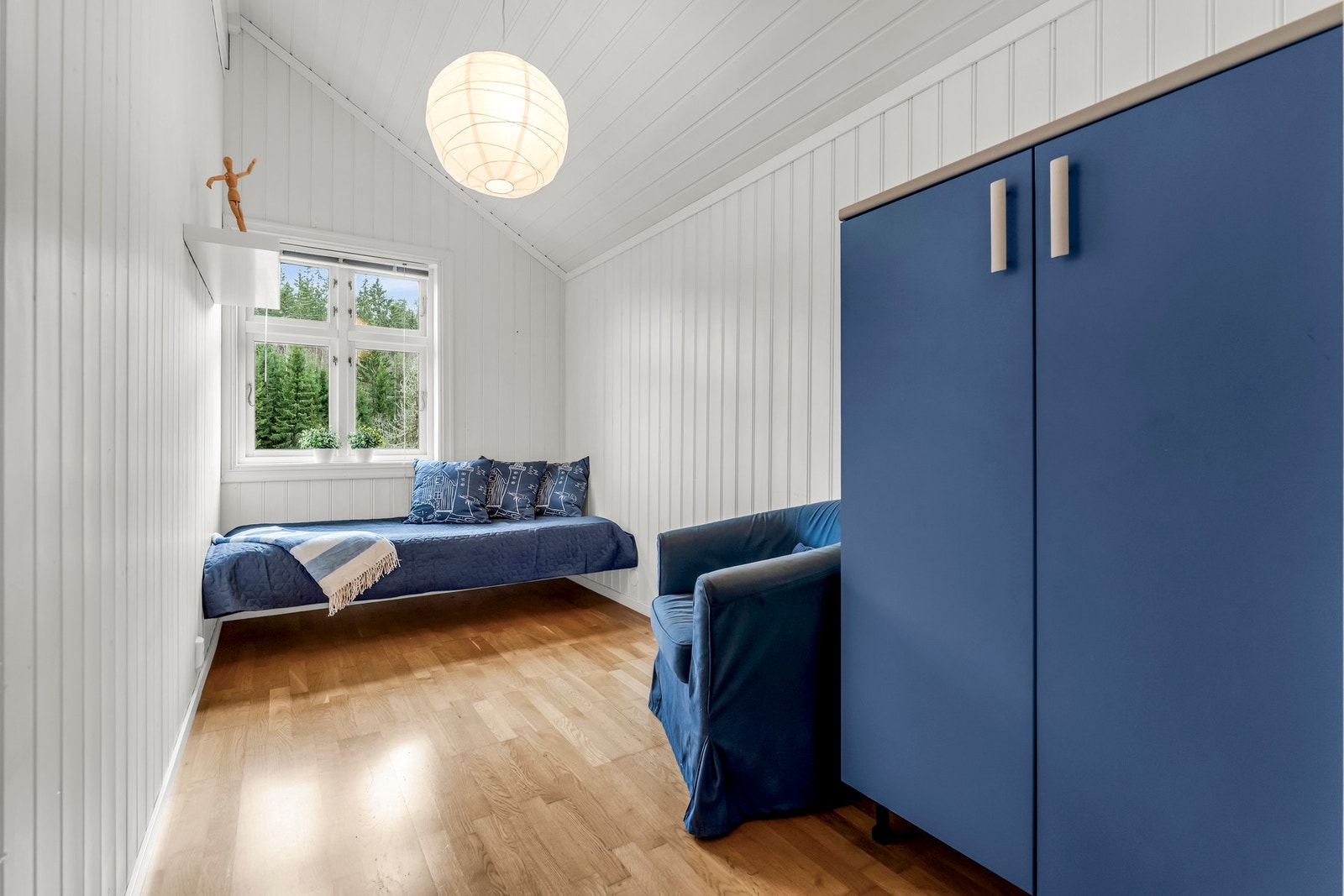 Soverom nr 6 har også en god utforming og med utsikt over hagen. Galleribilde