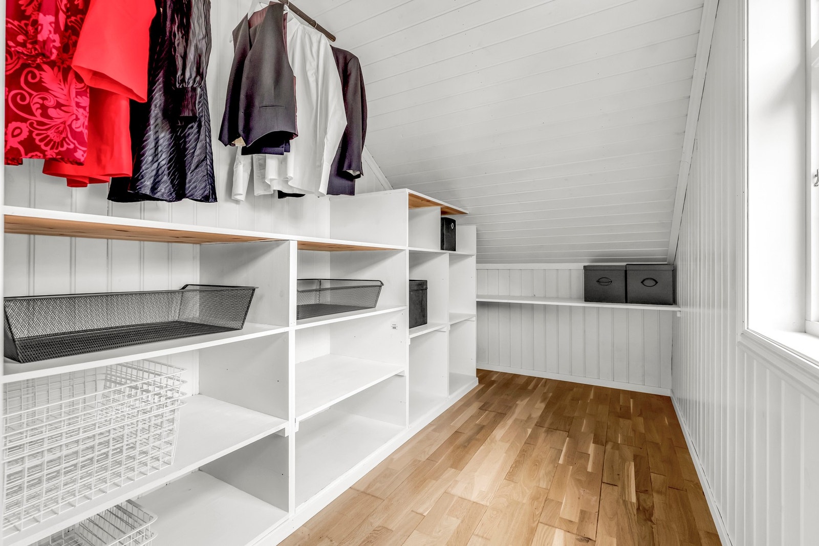 Praktisk garderobe/bod til soverommet. Galleribilde