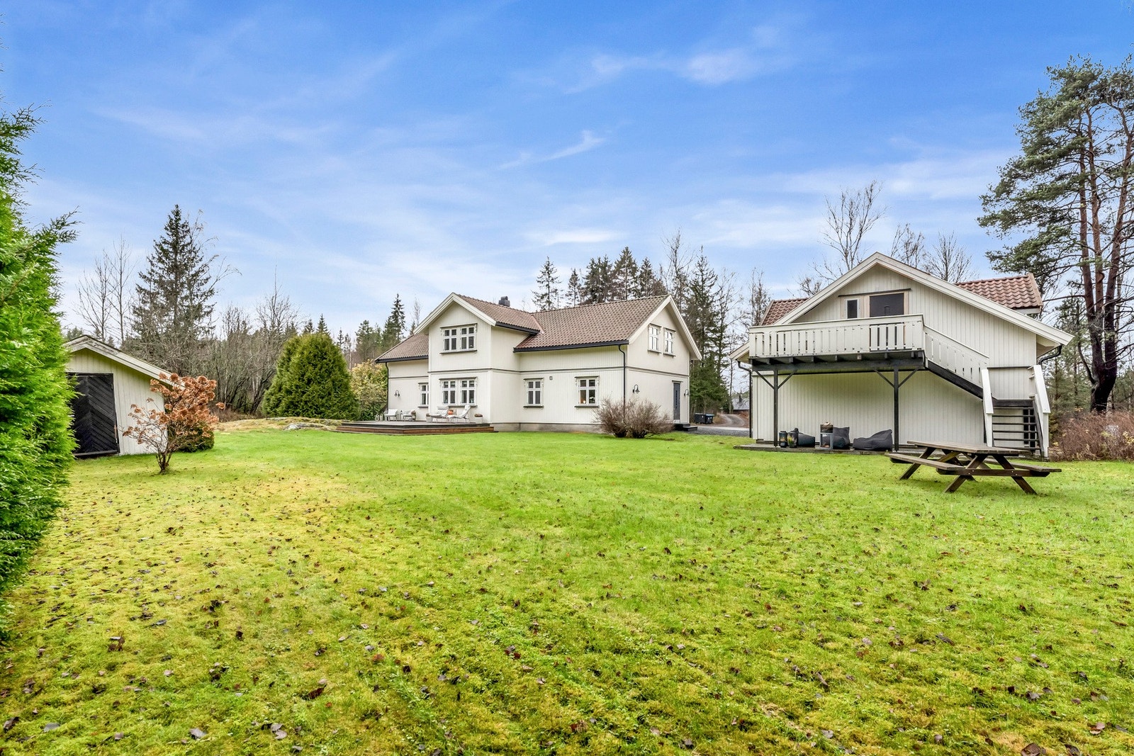 Herlig hage med stor gressplen og skjermet beliggenhet Galleribilde