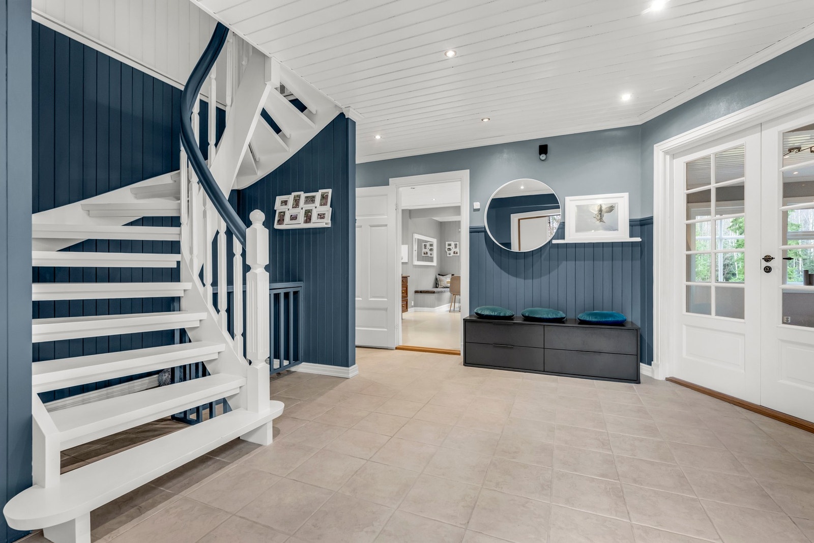 Flott tretrapp opp til 2.etasje og videre tilgang til kjøkken og stue Galleribilde