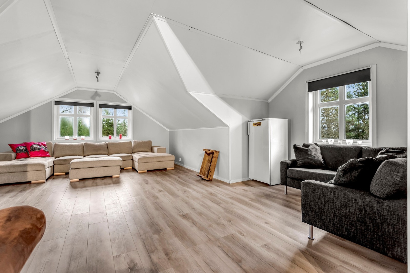 Loftstuen over garasjen er meget romslig og med flere soner. Galleribilde