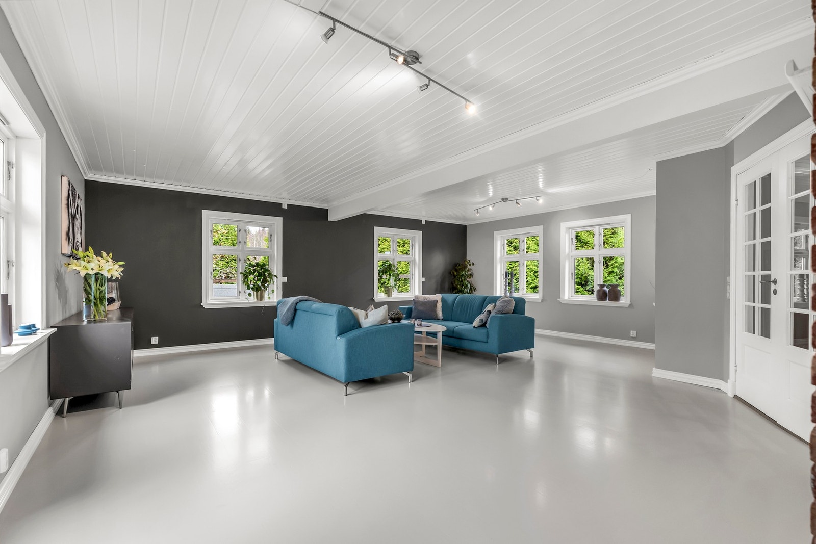 Stuen er moderne og luftig med store vindusflater som gir rikelig med naturlig lys Galleribilde