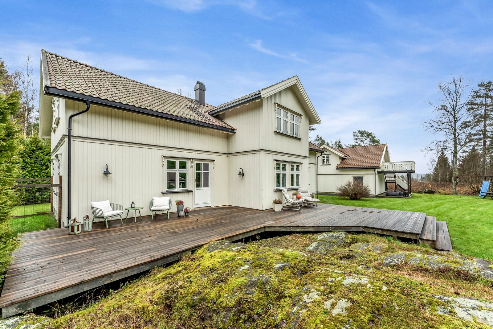 Med utgang fra stuen har man tilgang til en solrik terrasse på hele 55 kvm Galleribilde