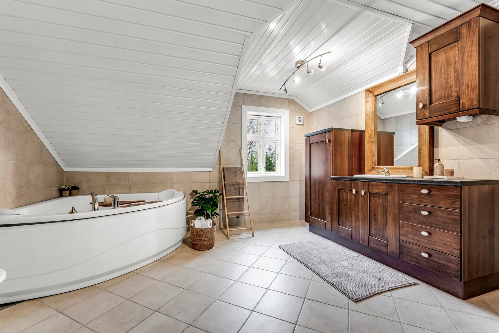 Flott innredning og godt med skapplass. Badet har også tilgang til eget badekar. Galleribilde