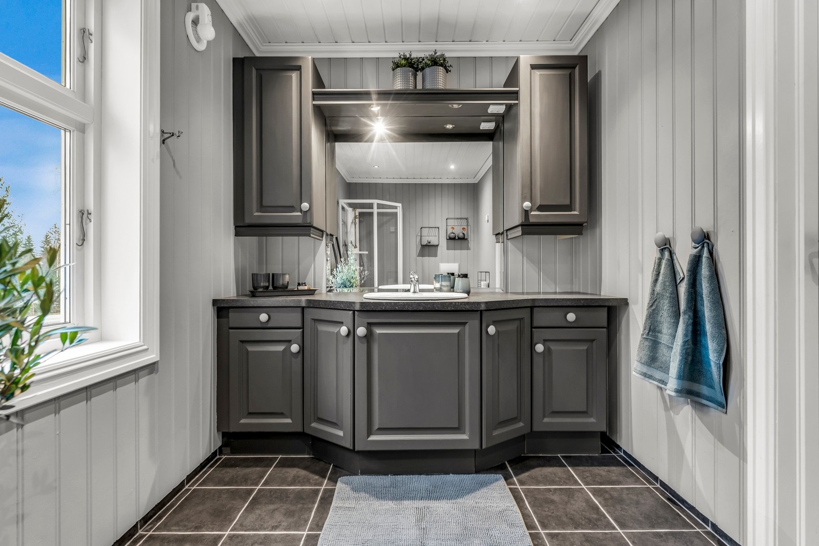 Innredningen er romslig og med rikelig oppbevaringsplass Galleribilde