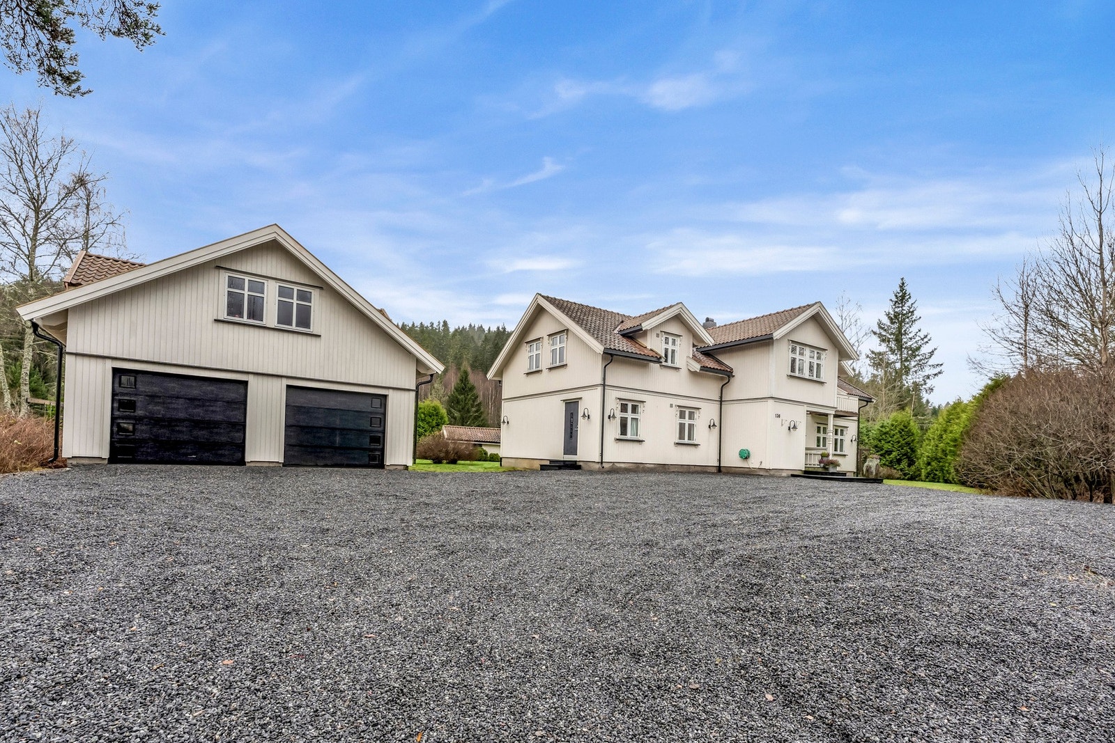 Stor og romslig gårdsplass med plass til mange biler og tilgang til stor dobbeltgarasje på 75 kvm. Galleribilde