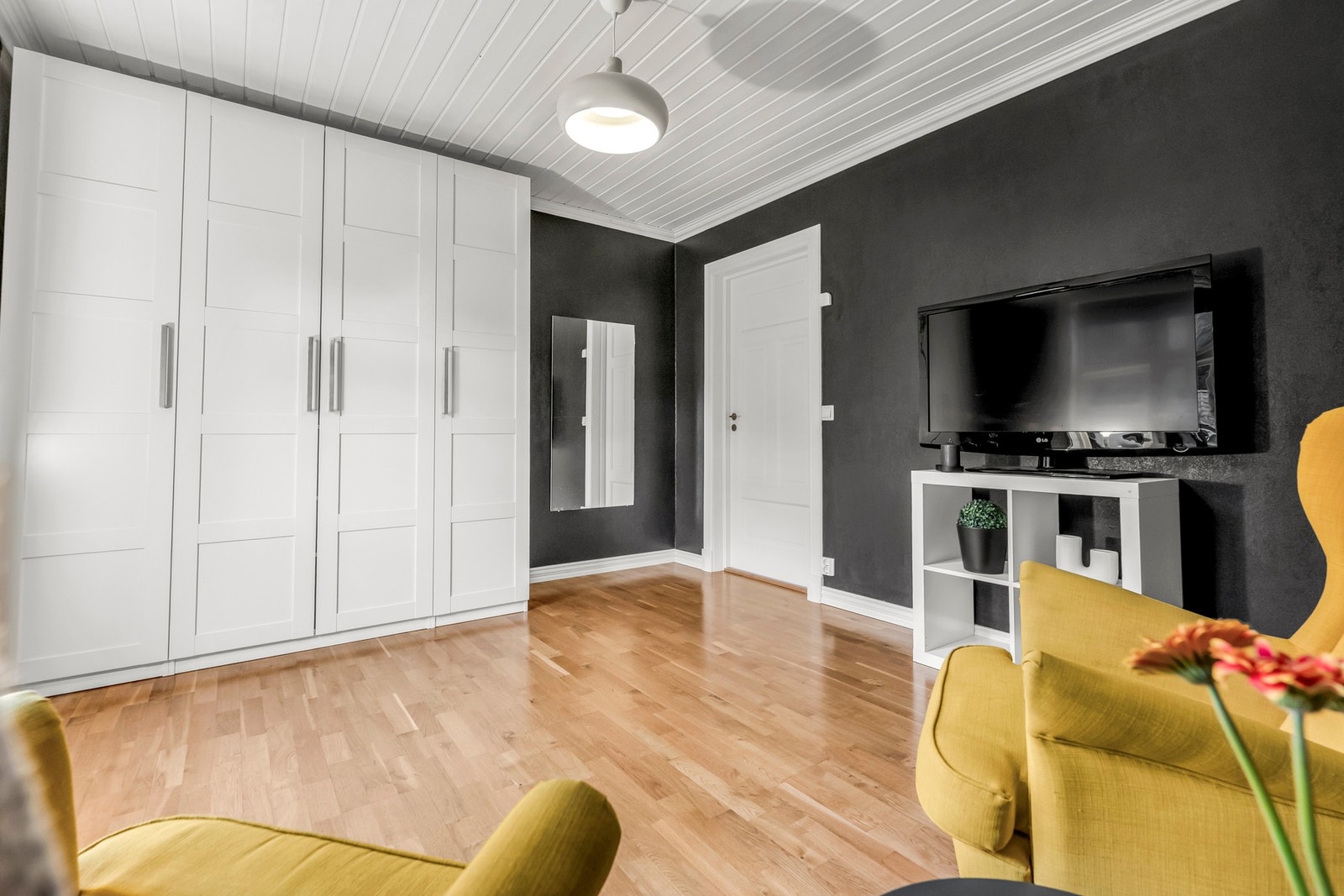 God utforming med plass for dobbeltseng og tilgang til garderobeskap. Galleribilde