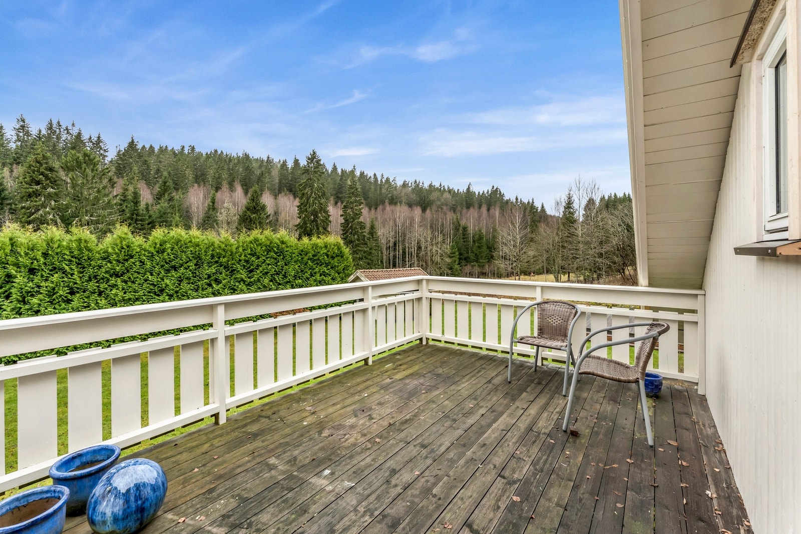 Koselig balkong ved inngangen til loftet og med utsikt over grøntarealene Galleribilde