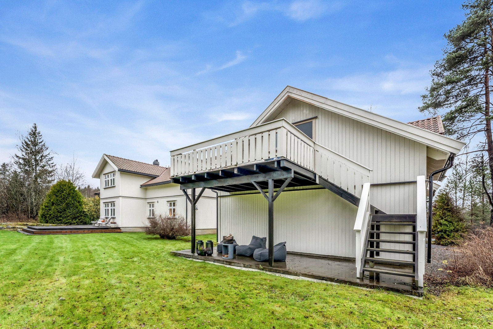 Over garasjen har man også egen inngang til delvis innredet loft på 40kvm Galleribilde