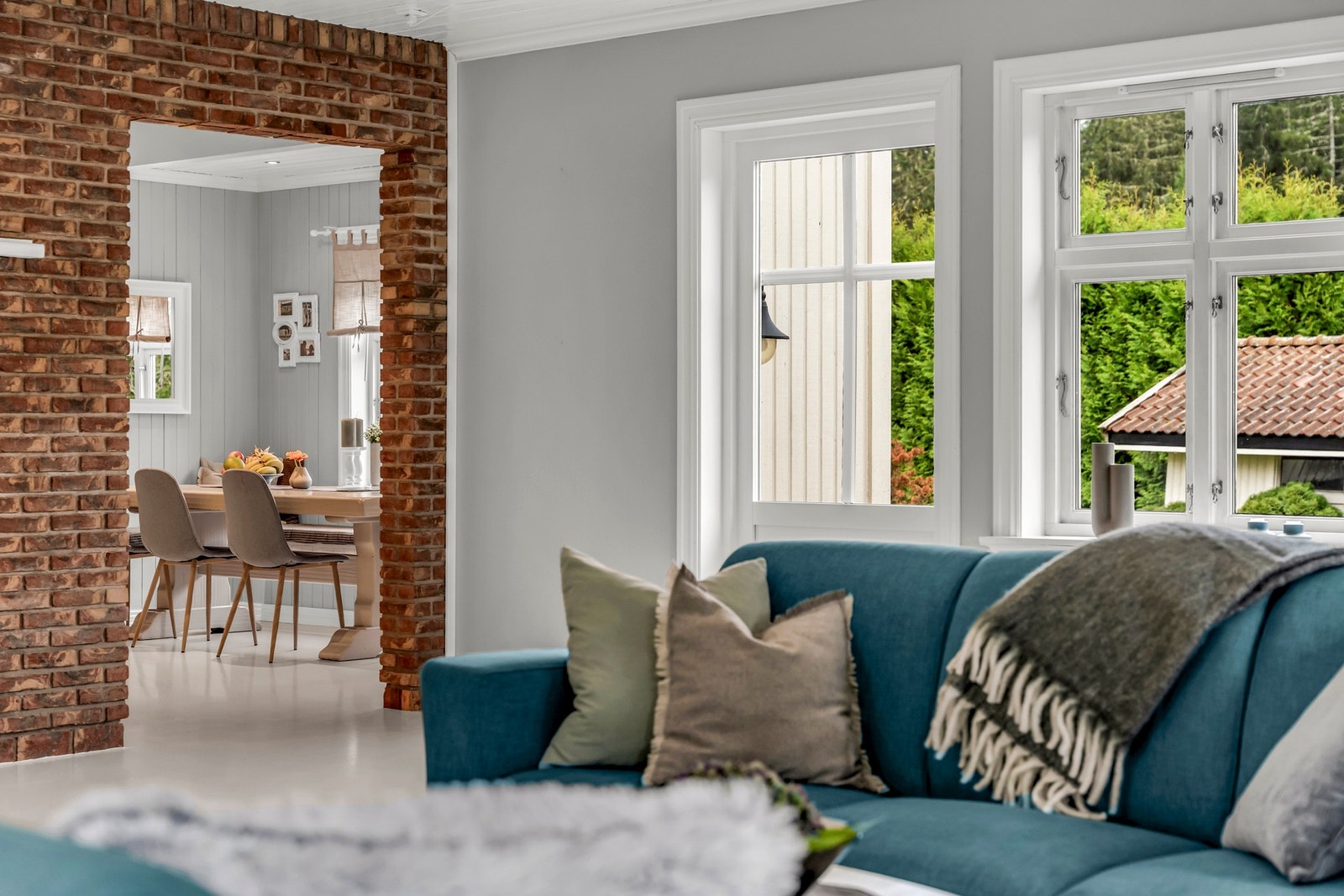 Pene detaljer og fra stuen har man videre tilgang til kjøkkenet Galleribilde