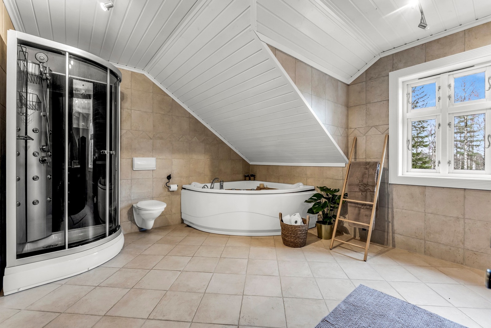 Baderommet i 2.etasje er meget romslig og med dusjkabinett Galleribilde
