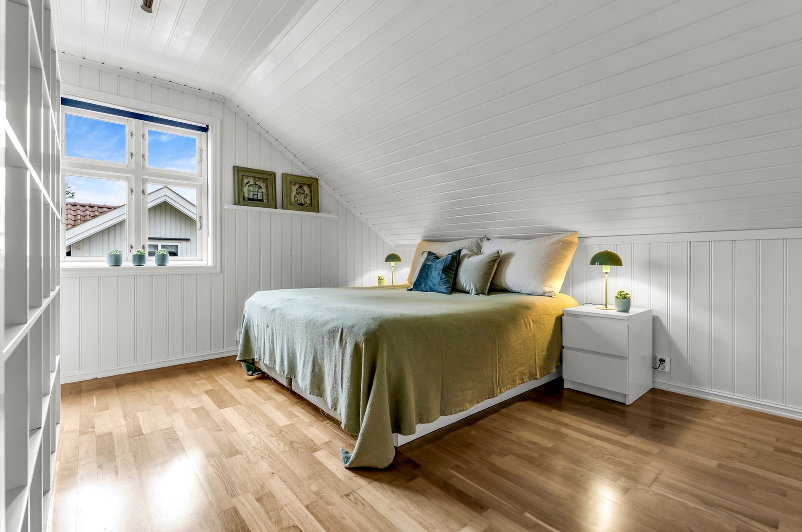 Det andre soverommet har god utforming og plass for dobbeltseng og garderobeskap Galleribilde