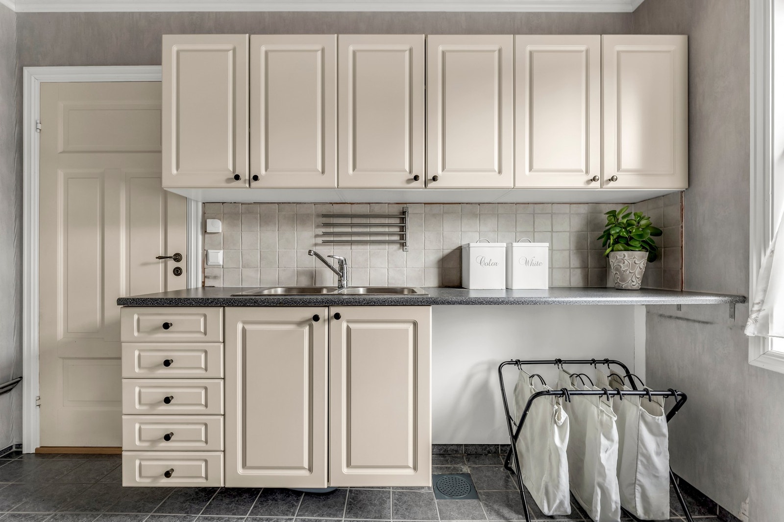 Man har tilgang til eget vaskerom som også har godt med skap - og benkeplass Galleribilde