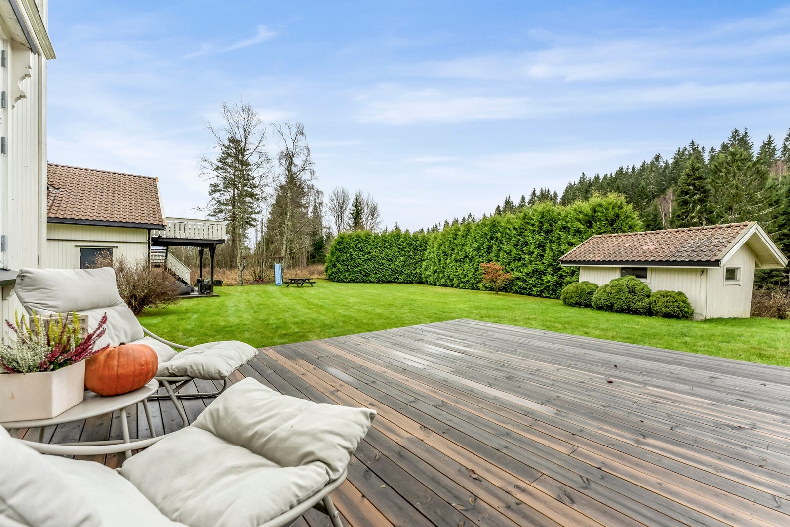 Fra terrassen har man flott utsikt over hagen og skogsområdet rundt boligen Galleribilde